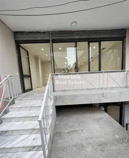 Tirane, jepet me qera ambjent biznesi Kati 1, 80 m² 650 € (Komuna e Parisit)