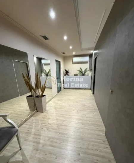 Tirane, jepet me qera ambjent biznesi Kati 1, 80 m² 650 € (Komuna e Parisit)
