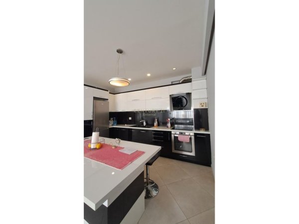 Tirane, jap me qera apartament 2+1 Kati 3, 83 m² 650 € (Kopshti Zologjik)