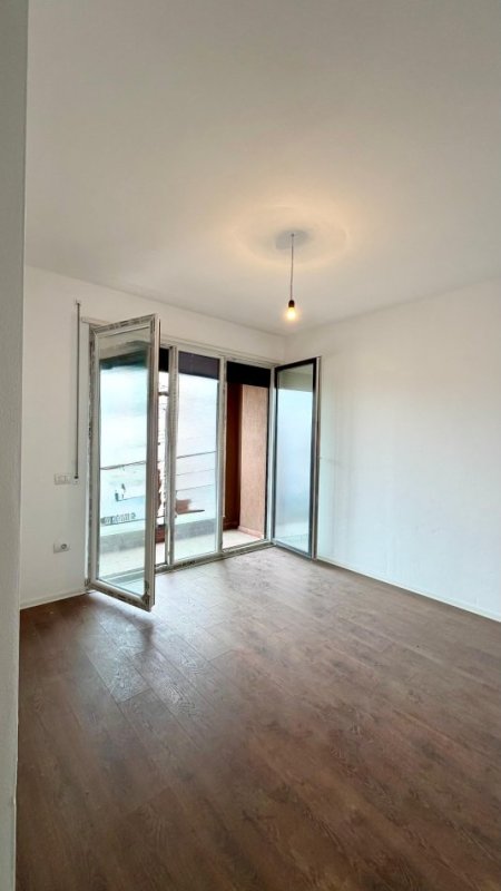 Tirane, jepet me qera ambjent biznesi Kati 6, 100 m² 800 € (PAZARI I RI)