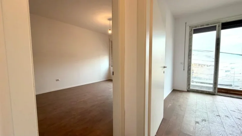 Tirane, jepet me qera ambjent biznesi Kati 6, 100 m² 800 € (PAZARI I RI)