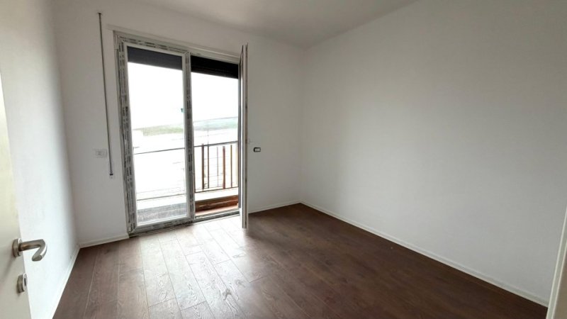 Tirane, jepet me qera ambjent biznesi Kati 6, 100 m² 800 € (PAZARI I RI)