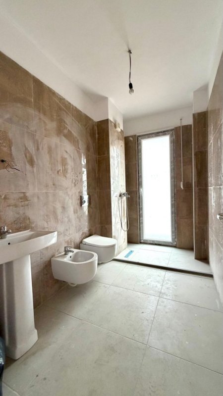 Tirane, jepet me qera ambjent biznesi Kati 6, 100 m² 800 € (PAZARI I RI)