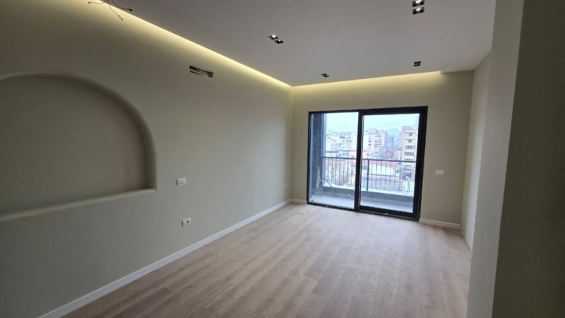 Tirane, shes apartament 1+1+Ballkon Kati 7, 63 m² 210.000 € (Rruga e Barrikadave)