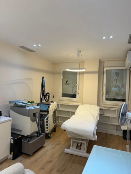 Tirane, jepet me qera zyre Kati 7, 95 m² 800 € (KOMUNA E PARISIT)