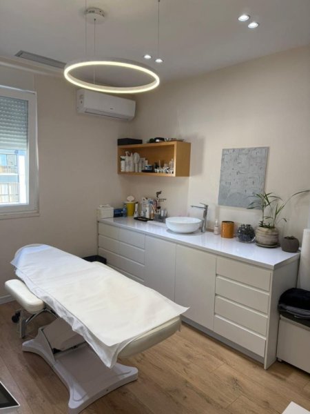 Tirane, jepet me qera zyre Kati 7, 95 m² 800 € (KOMUNA E PARISIT)