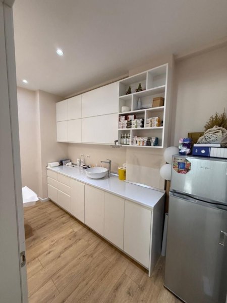Tirane, jepet me qera zyre Kati 7, 95 m² 800 € (KOMUNA E PARISIT)