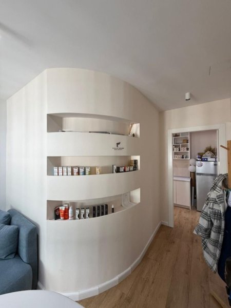 Tirane, jepet me qera zyre Kati 7, 95 m² 800 € (KOMUNA E PARISIT)