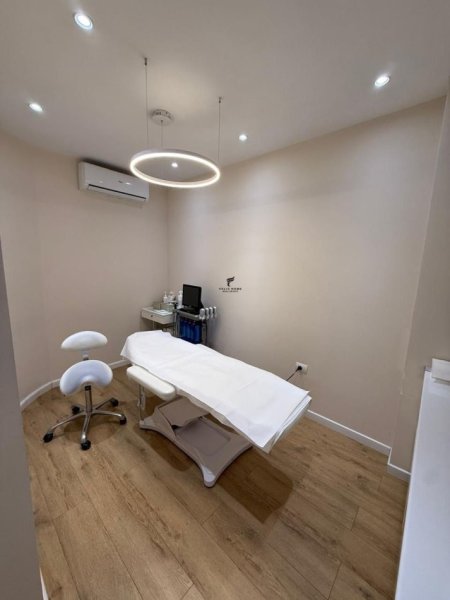 Tirane, jepet me qera zyre Kati 7, 95 m² 800 € (KOMUNA E PARISIT)