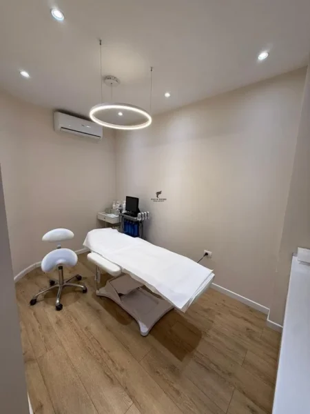 Tirane, jepet me qera zyre Kati 7, 95 m² 800 € (KOMUNA E PARISIT)