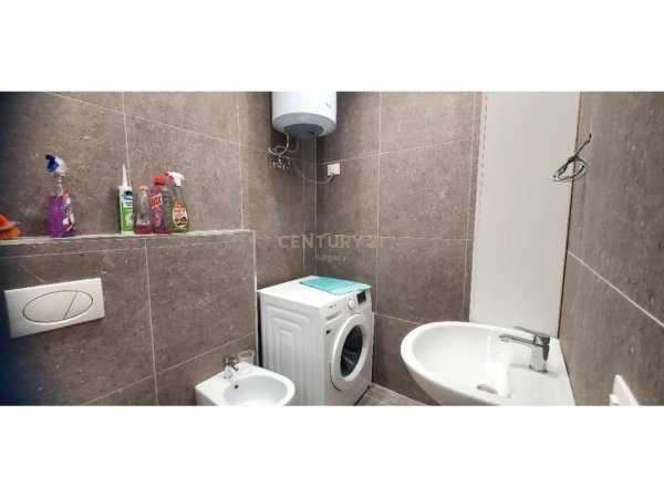 Tirane, jap me qera apartament 1+1 Kati 4, 68 m² 600 € (Unaza e Re)