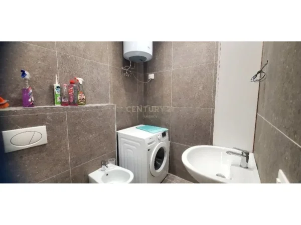 Tirane, jap me qera apartament 1+1 Kati 4, 68 m² 600 € (Unaza e Re)