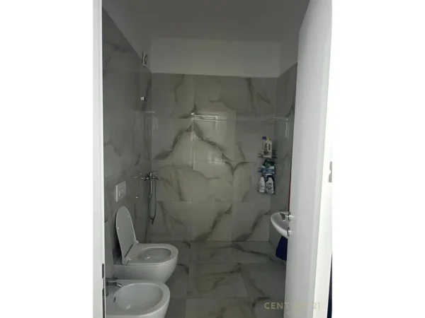 Tirane, jap me qera apartament 1+1 Kati 9, 80 m² 500 € (Yzberisht)