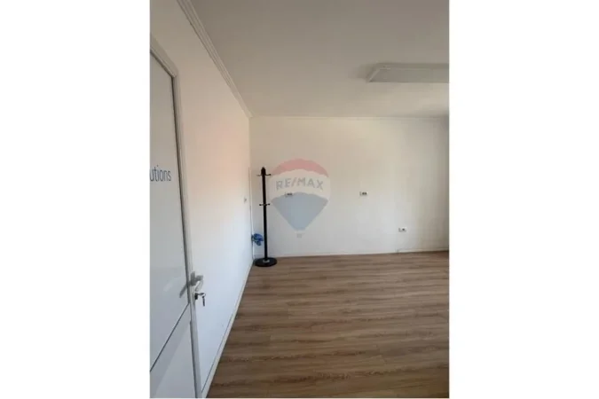 Tirane, jepet me qera apartament 2+1 , 65 m² 700 € (Rruga Muhamet Gjollesha)