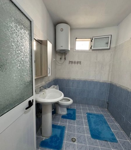 Tirane, jepet me qera apartament 2+1 Kati 1, 56 m² 350 € (bulevardi ri)