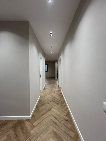 Tirane, jepet me qera zyre Kati 6, 128 m² 1.100 € (oasis residence)