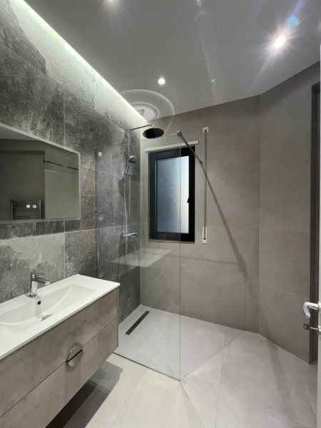 Tirane, jepet me qera zyre Kati 6, 128 m² 1.100 € (oasis residence)