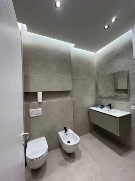 Tirane, jepet me qera zyre Kati 6, 128 m² 1.100 € (oasis residence)