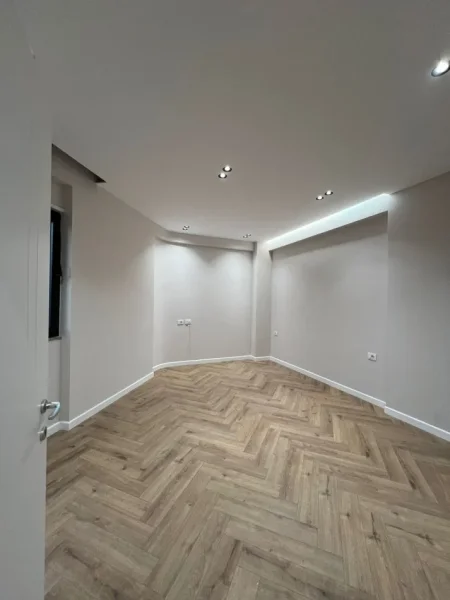 Tirane, jepet me qera zyre Kati 6, 128 m² 1.100 € (oasis residence)