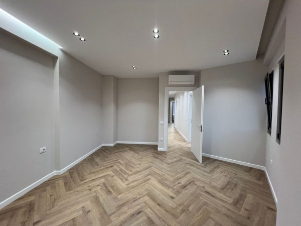 Tirane, jepet me qera zyre Kati 6, 128 m² 1.100 € (oasis residence)