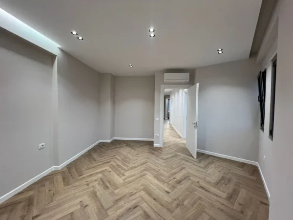 Tirane, jepet me qera zyre Kati 6, 128 m² 1.100 € (oasis residence)