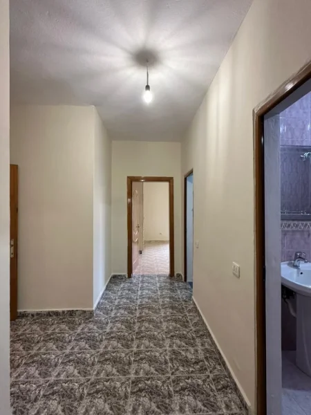 Tirane, jepet me qera apartament 3+1 Kati 3, 120 m² 700 € (Pallatet Arabe Kristal Center)