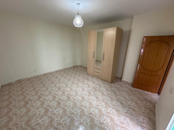 Tirane, jepet me qera apartament 3+1 Kati 3, 120 m² 700 € (Pallatet Arabe Kristal Center)