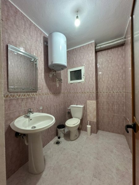 Tirane, jepet me qera apartament 3+1 Kati 3, 120 m² 700 € (Pallatet Arabe Kristal Center)