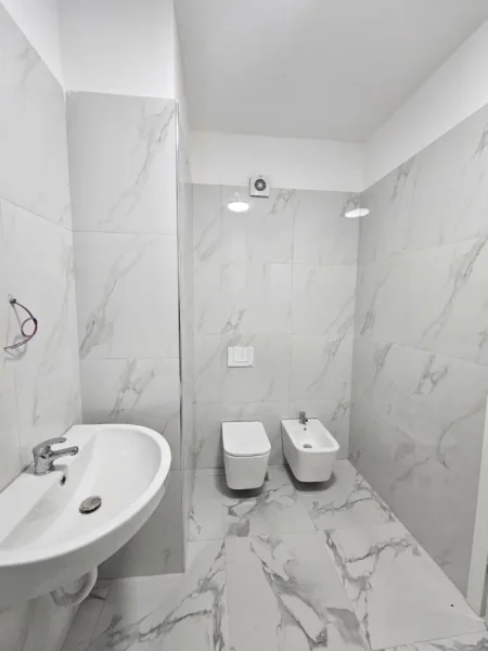 Tirane, jepet me qera ambjent biznesi Kati 3, 60 m² 600 € (ZOGU I ZI)