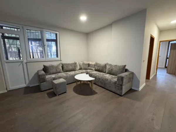 Tirane, jepet me qera apartament 2+1+Ballkon Kati 0, 80 m² 500 € (Ish Fusha e Aviacionit)