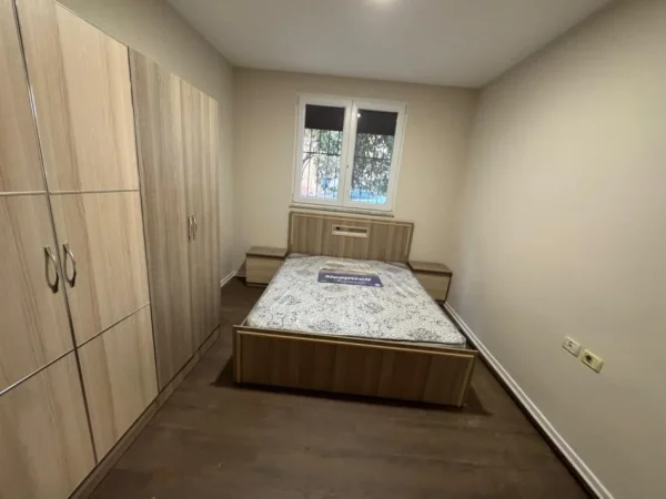 Tirane, jepet me qera apartament 2+1+Ballkon Kati 0, 80 m² 500 € (Ish Fusha e Aviacionit)