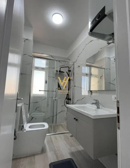 Tirane, jepet me qera apartament 2+1+Ballkon Kati 8, 85 m² 650 € (VASIL SHANTO)