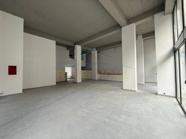 Tirane, jap me qera ambjent biznesi Kati 0, 418 m² 5.000 € (BRRYLI)
