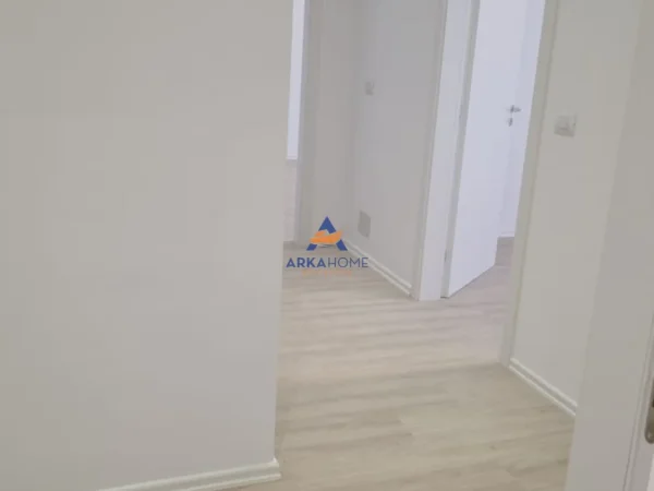 Tirane, jepet me qera ambjent biznesi Kati 2, 70 m² 1.000 € 