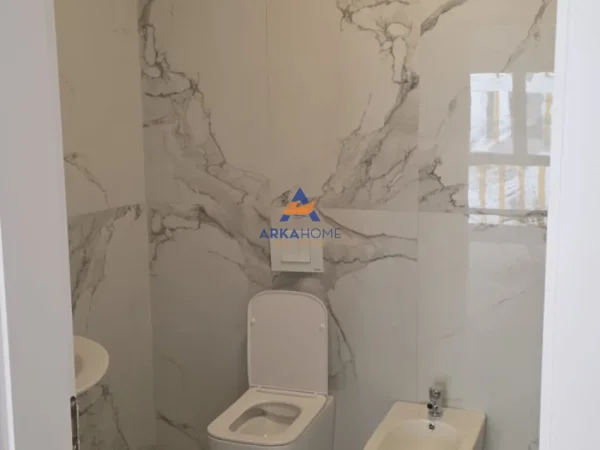 Tirane, jepet me qera ambjent biznesi Kati 2, 70 m² 1.000 € 