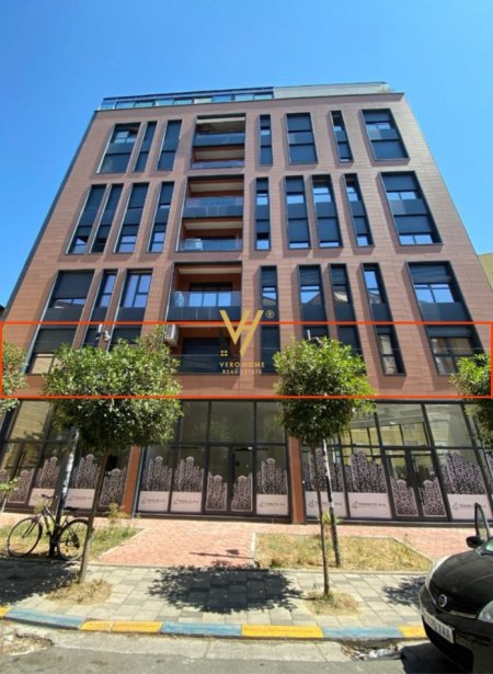 Tirane, jepet me qera zyre Kati 0, 200 m² 2.700 € (RRUGA E BARRIKADAVE)