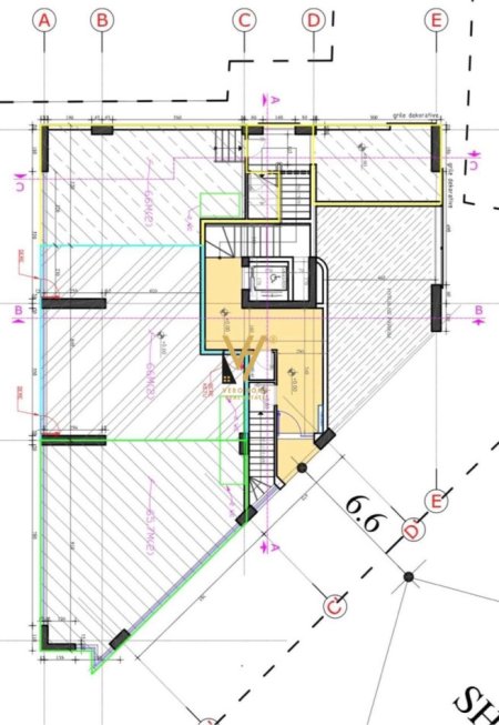 Tirane, jepet me qera zyre Kati 0, 200 m² 2.700 € (RRUGA E BARRIKADAVE)