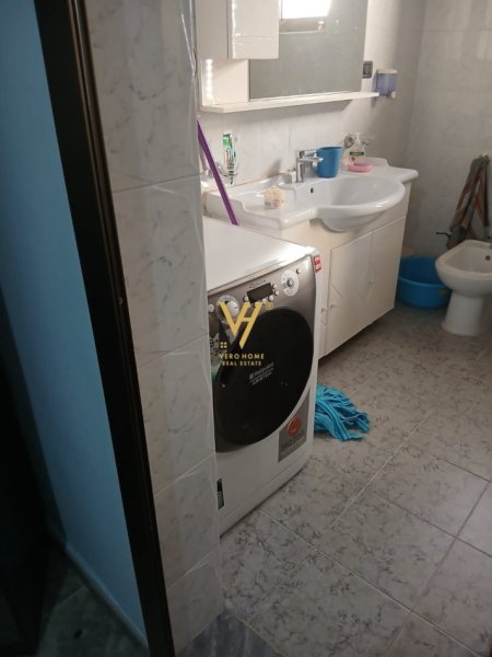 Tirane, jepet me qera apartament 2+1+Ballkon Kati 4, 100 m² 550 € (PAZARI I RI)