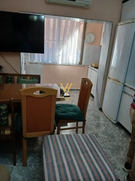 Tirane, jepet me qera apartament 2+1+Ballkon Kati 4, 100 m² 550 € (PAZARI I RI)