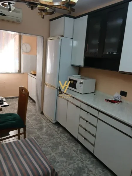 Tirane, jepet me qera apartament 2+1+Ballkon Kati 4, 100 m² 550 € (PAZARI I RI)