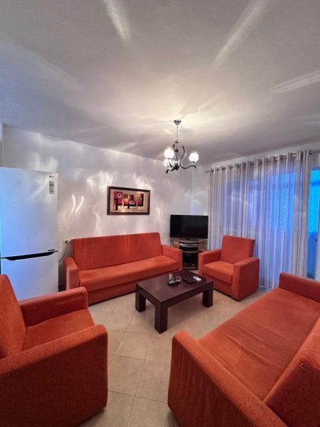 Tirane, jepet me qera apartament 1+1 Kati 4, 300 € (Kombinat)