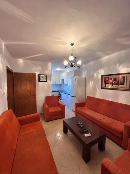 Tirane, jepet me qera apartament 1+1 Kati 4, 300 € (Kombinat)