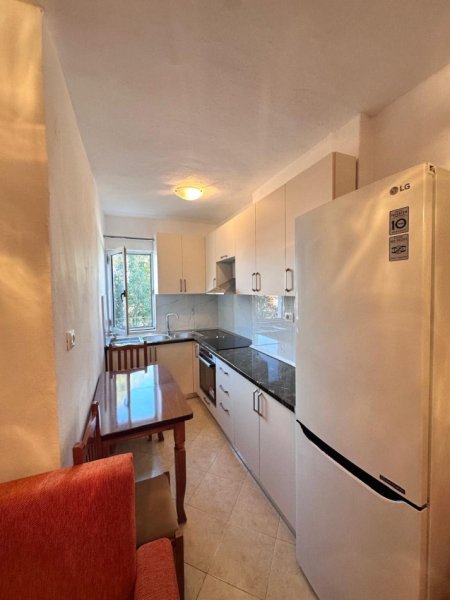 Tirane, jepet me qera apartament 1+1 Kati 4, 300 € (Kombinat)