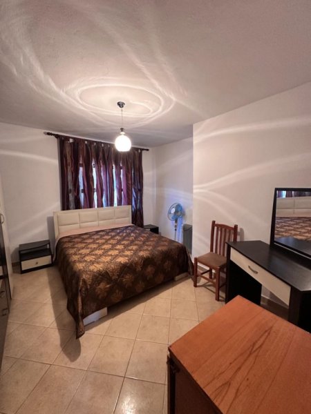 Tirane, jepet me qera apartament 1+1 Kati 4, 300 € (Kombinat)