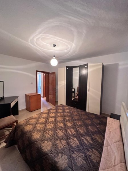 Tirane, jepet me qera apartament 1+1 Kati 4, 300 € (Kombinat)