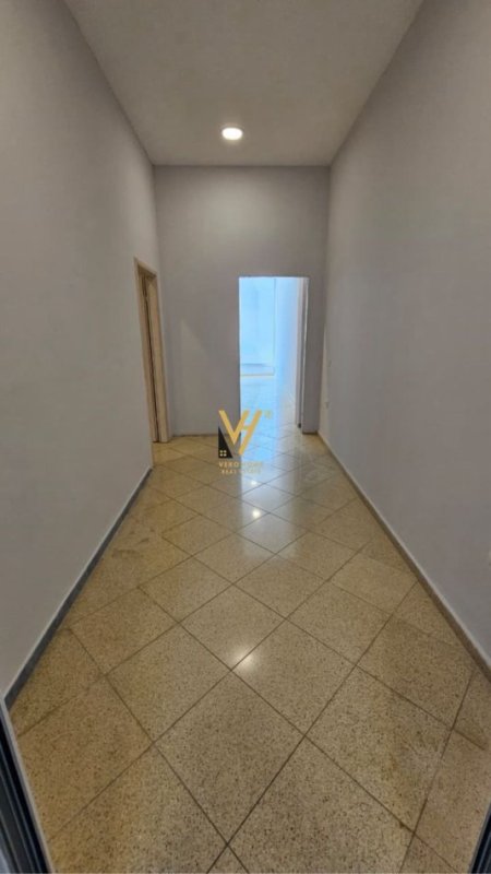 Tirane, jepet me qera zyre Kati 0, 136 m² 1.000 € (KODRA E DIELLIT)