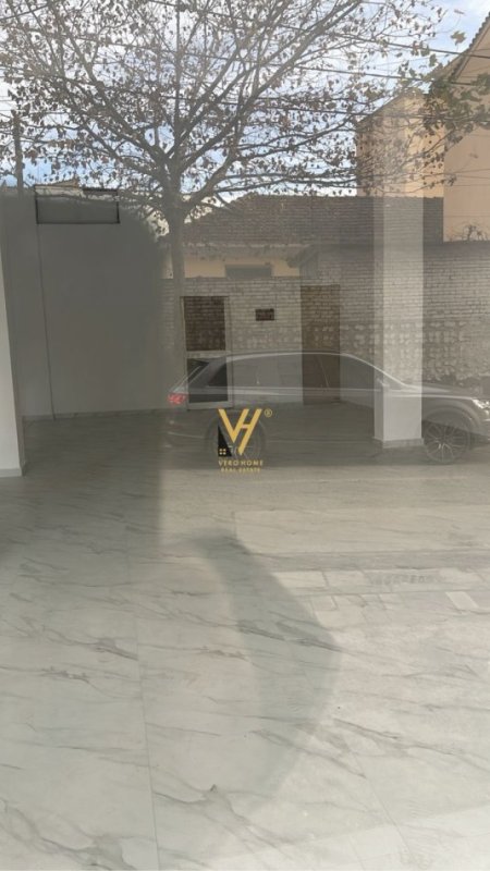 Tirane, jepet me qera dyqan Kati 0, 120 m² 1.700 € (ALI DEMI)