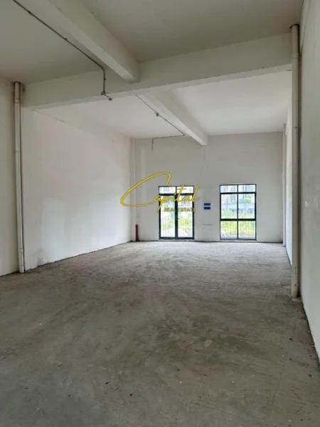 Tirane, jepet me qera magazine Kati 0, 130 m² 400 € (SAUK)