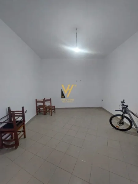 Tirane, jepet me qera dyqan Kati 0, 20 m² 250 € (ASTIR)