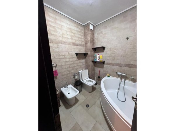 Tirane, jepet me qera apartament 3+1+Ballkon Kati 9, 100 m² 900 € (Bllok)